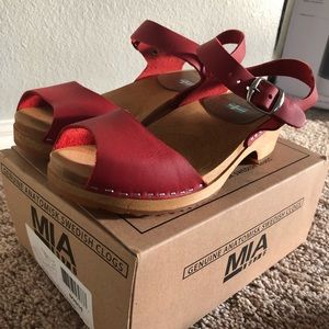 Mia women’s clogs red